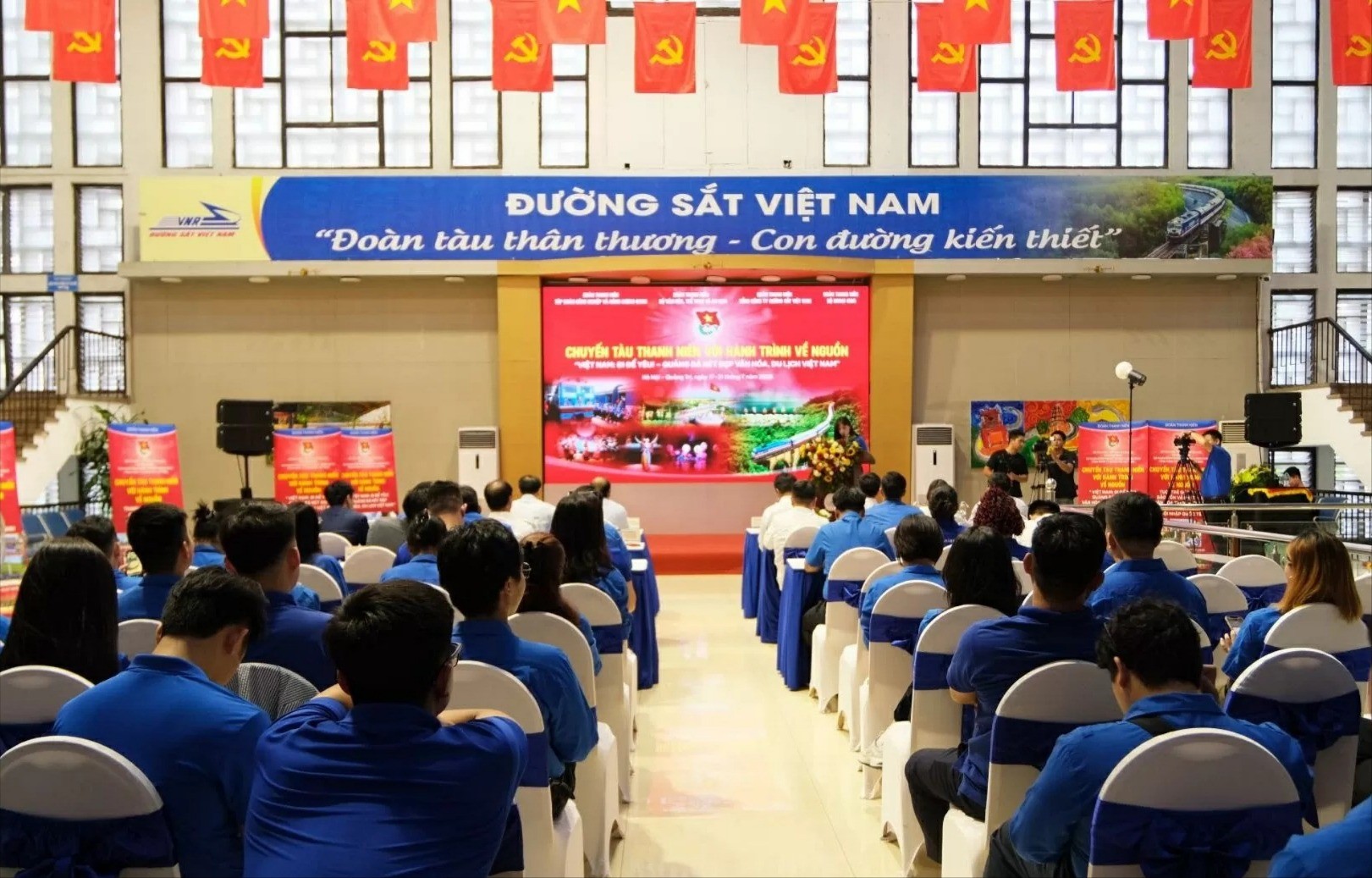 بانوراما حفل الافتتاح. 18-7-duong-sat-vn-6-3503.jpg