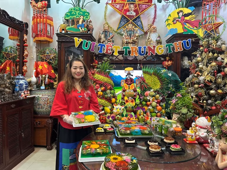 Những chiếc bánh trung thu thạch trong trẻo, bắt mắt khiến mâm cỗ đêm trăng được tô điểm thêm sắc màu.