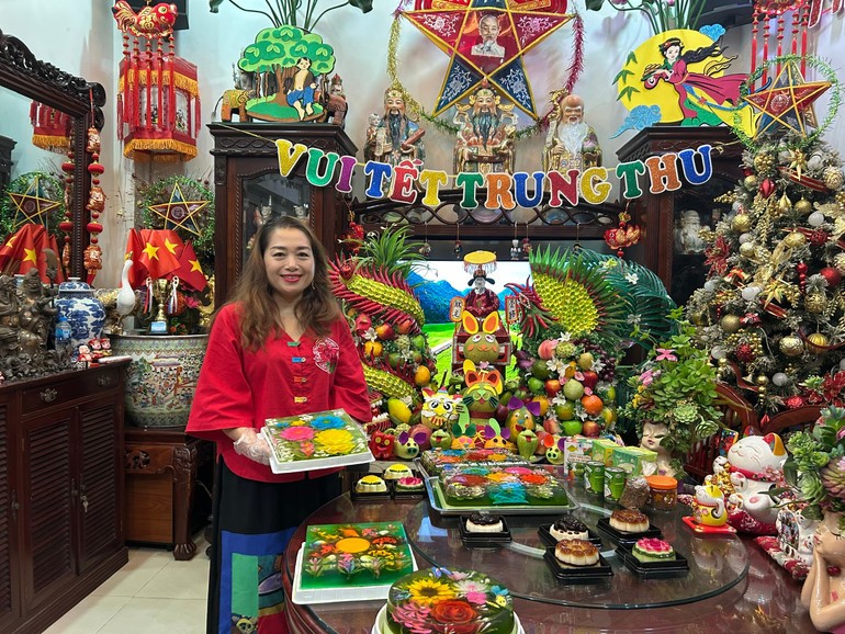 Những chiếc bánh trung thu thạch trong trẻo, bắt mắt khiến mâm cỗ đêm trăng được tô điểm thêm sắc màu.