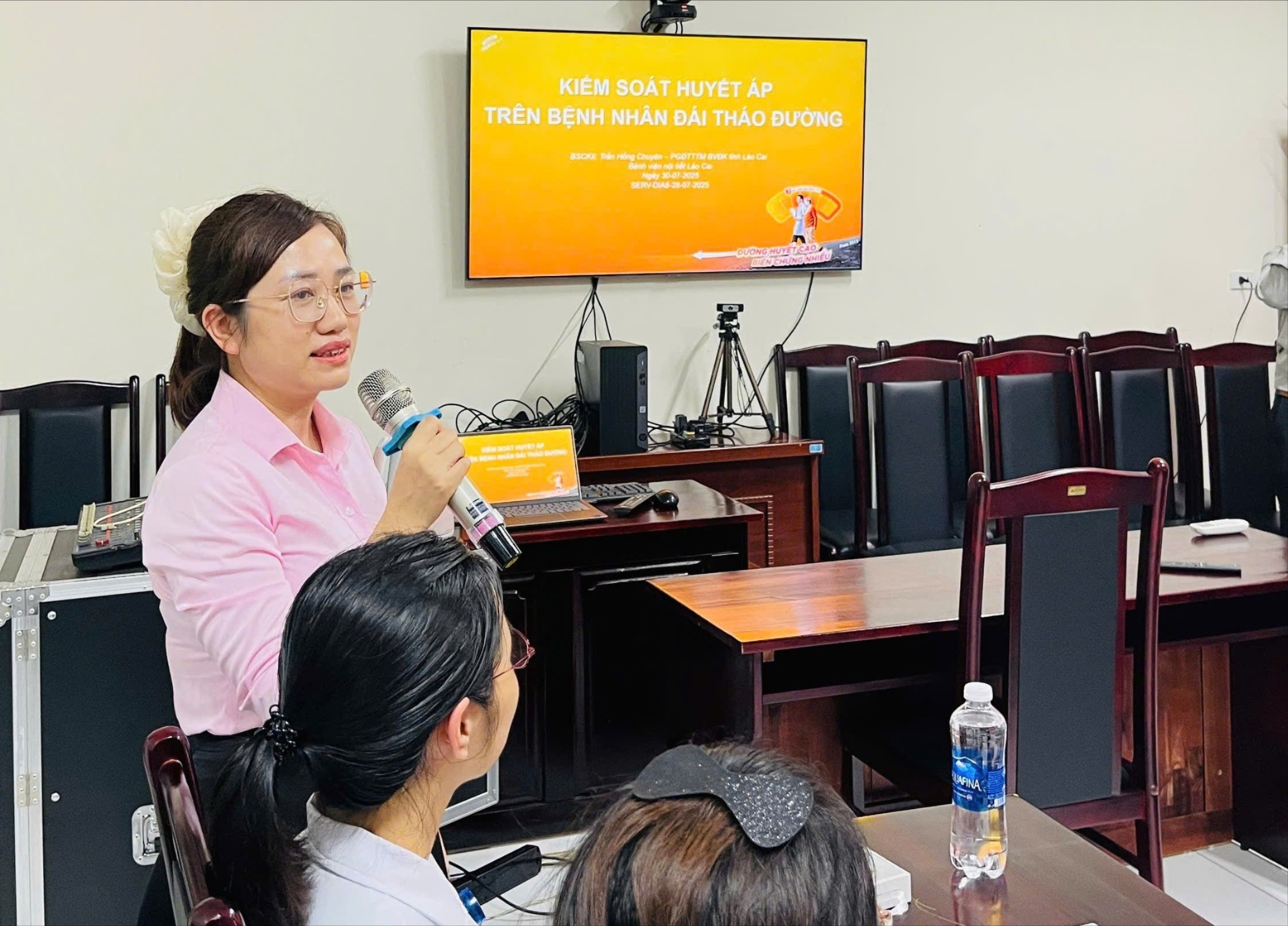 Bác sĩ Trần Hồng Chuyên, Phó Giám đốc Trung tâm Tim mạch, Bệnh viện Đa khoa số 2 trao đổi nội dung kiểm soát huyết áp trên bệnh nhân đái tháo đường. bv-1892.jpg