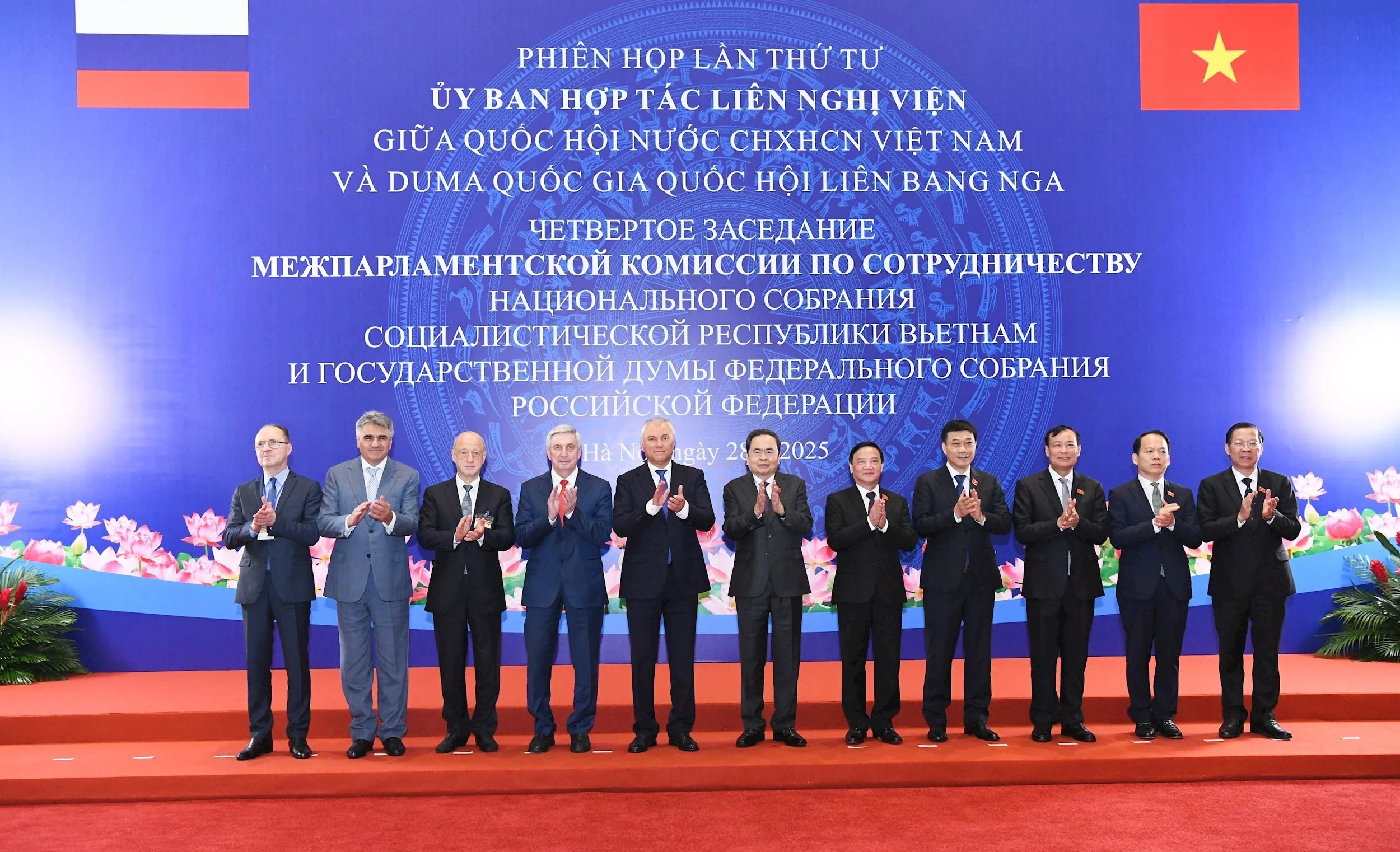 Chủ tịch Quốc hội Trần Thanh Mẫn và Chủ tịch Duma Quốc gia Quốc hội Liên bang Nga Vyacheslav Volodin và các đại biểu tham dự Phiên họp chụp ảnh lưu niệm.