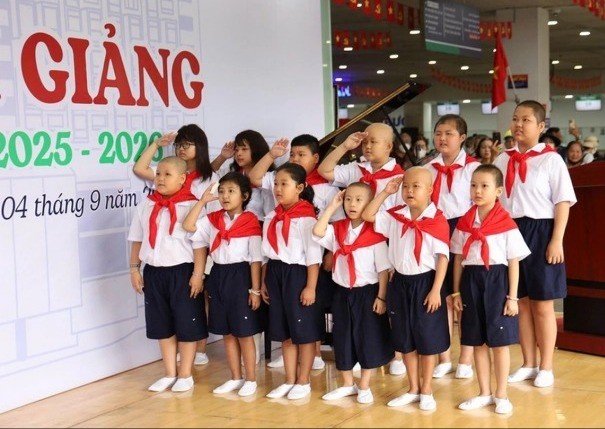Sáng 4/9/2025, 40 bệnh nhi ung thư đang điều trị tại Bệnh viện Ung bướu Thành phố Hồ Chí Minh chính thức bước vào năm học mới 2025 - 2026 bằng một Lễ khai giảng đặc biệt - Lễ khai giảng không có tiếng trống trường nhưng đong đầy tình yêu thương và mở ra biết bao hi vọng. base64-17569643048821431287491-1-7934.jpg