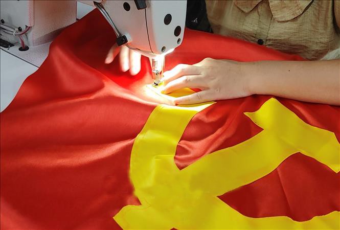 Mỗi công đoạn đều thực hiện tỉ mỉ từng chi tiết, chứa đựng tâm huyết của người thợ. co-3.jpg
