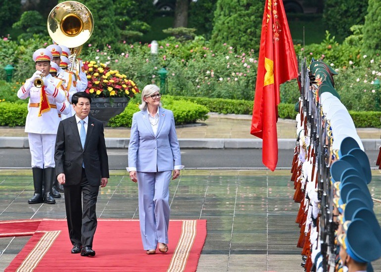 Chủ tịch nước Lương Cường và Toàn quyền Sam Mostyn duyệt đội danh dự. au-2.jpg