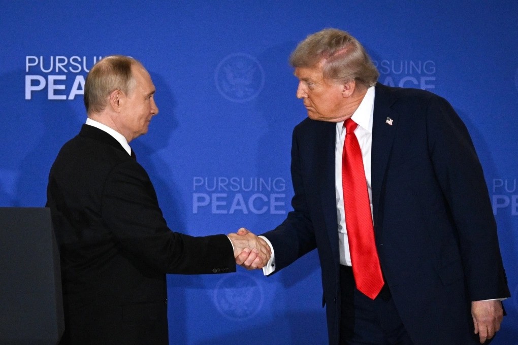 Tổng thống Mỹ Donald Trump (phải) và Tổng thống Nga Vladimir Putin trong cuộc họp báo chung tại Căn cứ Elmendorf-Richardson ở Anchorage, bang Alaska (Mỹ) ngày 15/8/2025. afp-20250815-69nj8f9-v1-highre-1996-2034-1755342080.jpg