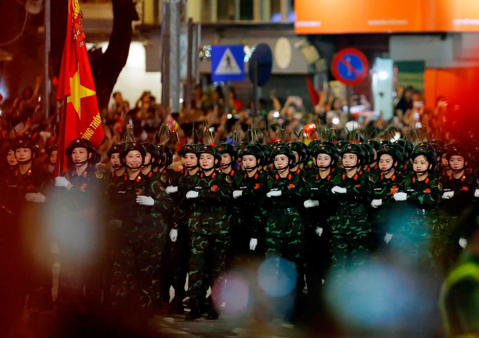 Mỗi bước đi đúng, đều, đẹp, hùng dũng của nữ sĩ quan Thông tin luôn được hàng nghìn người dân trên tuyến phố Cửa Nam hò reo, cổ vũ.