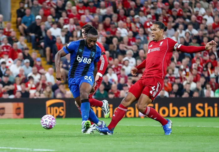 Antoine Semenyo lập cú đúp trong vòng 12 phút, đẩy Liverpool vào tình cảnh hoảng loạn.