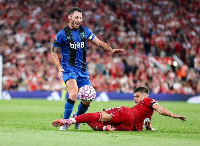 Trận cầu tại sân Anfield sôi động và đầy ắp "sự cố".