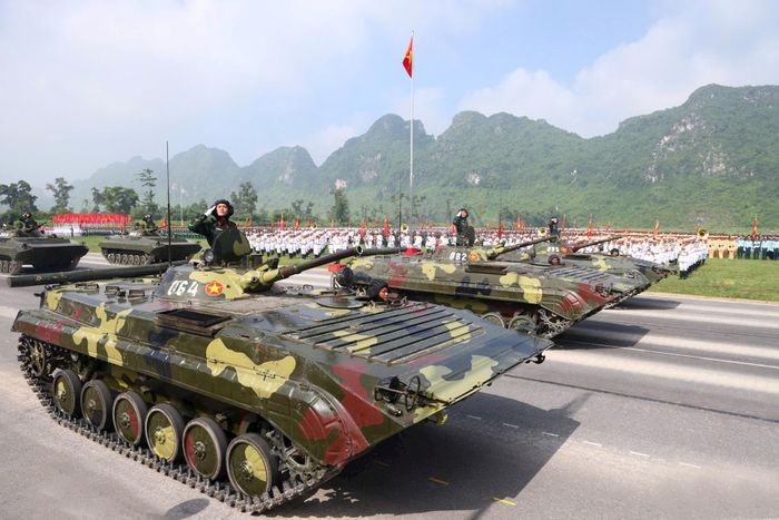 Khối xe tăng T62, T90S... tham gia hợp luyện. Đây là những xe tăng hiện đại nhất của Việt Nam, có ưu thế hỏa lực mạnh, sức cơ động cao. Khối xe tăng T62, T90S... tham gia hợp luyện. Đây là những xe tăng hiện đại nhất của Việt Nam, có ưu thế hỏa lực mạnh, sức cơ động cao.