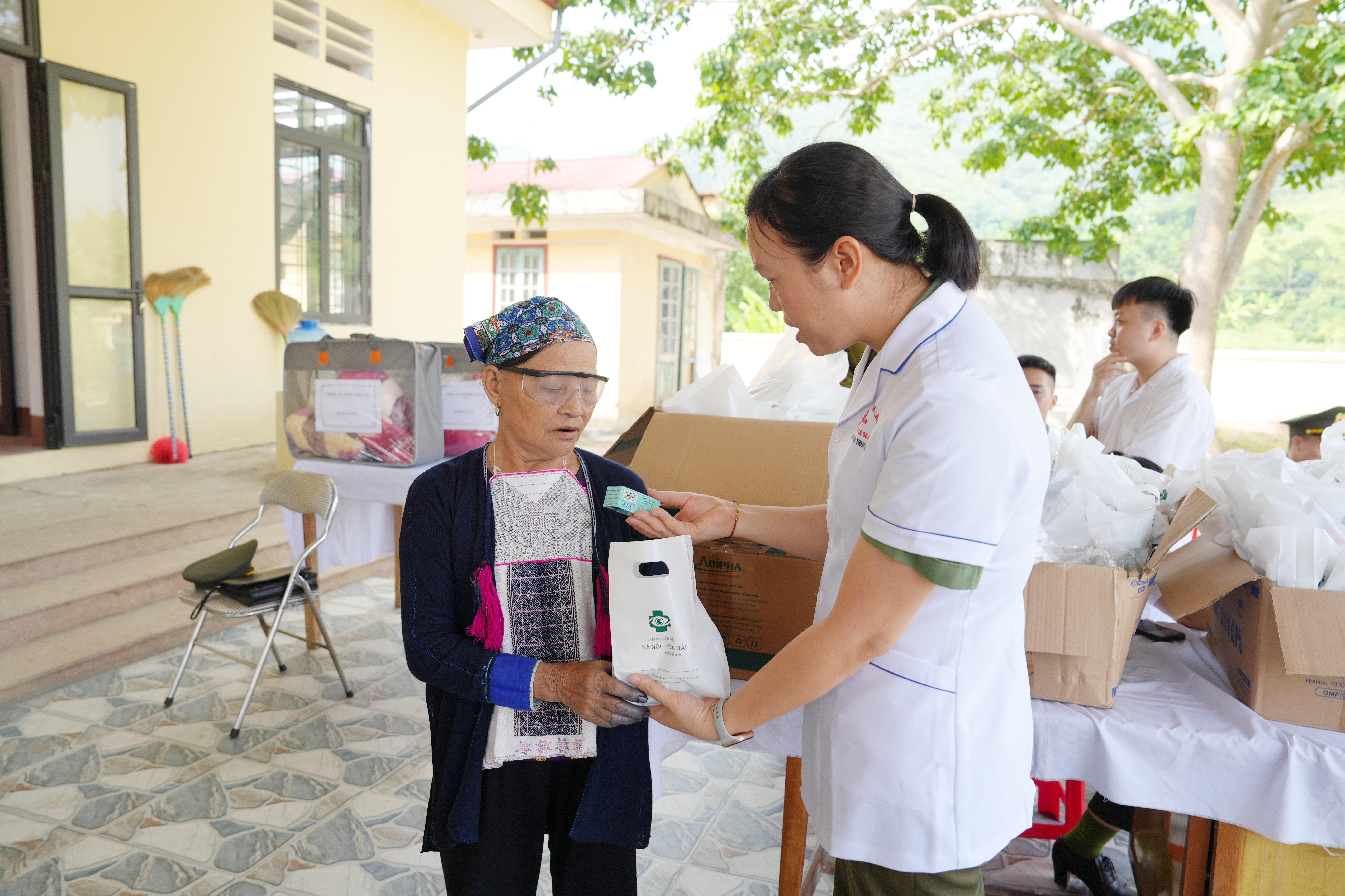 Đoàn công tác cấp phát thuốc miễn phí cho người dân. anh-2.jpg