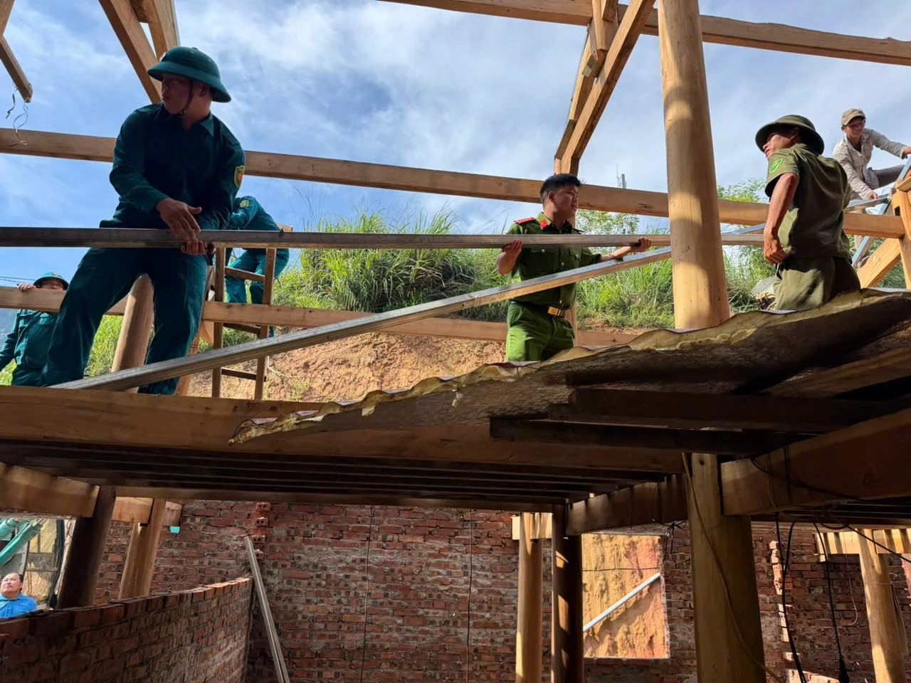 Mái nhà của gia đình ông Mành bị dông lốc tốc hoàn toàn.