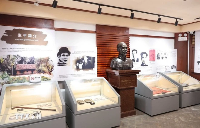 Nổi bật trong không gian triển lãm là bức tượng bán thân bằng đồng của Chủ tịch Hồ Chí Minh do Việt Nam trao tặng, như một biểu tượng của tình hữu nghị và lịch sử kề vai sát cánh của nhân dân hai nước.