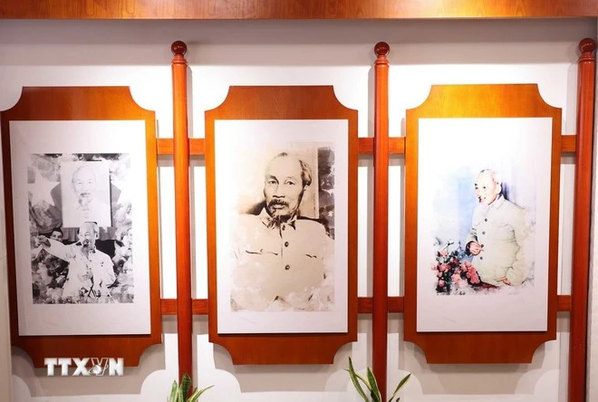 Trong khuôn viên Nơi ở cũ của Chủ tịch Hồ Chí Minh trưng bày nhiều hình ảnh và hiện vật liên quan đến Người.