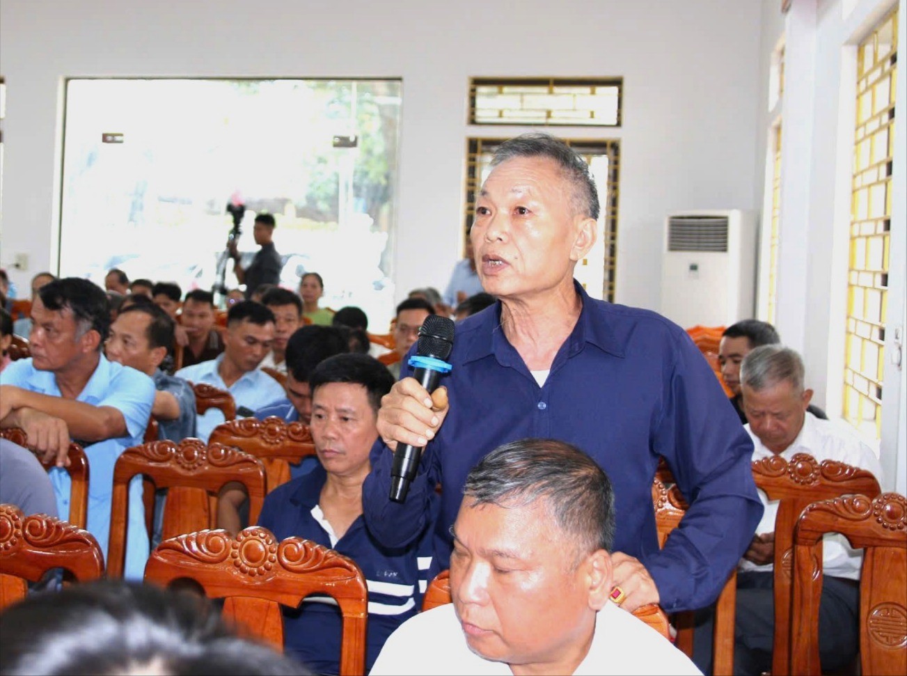 Người dân đặt câu hỏi về đo đạc đất đai. nguoi-dan-7500.jpg