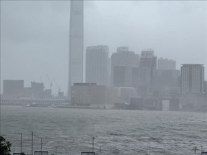 Nước dâng cao tại cảng Victoria (Hong Kong, Trung Quốc). sieu-bao-hongkong.jpg