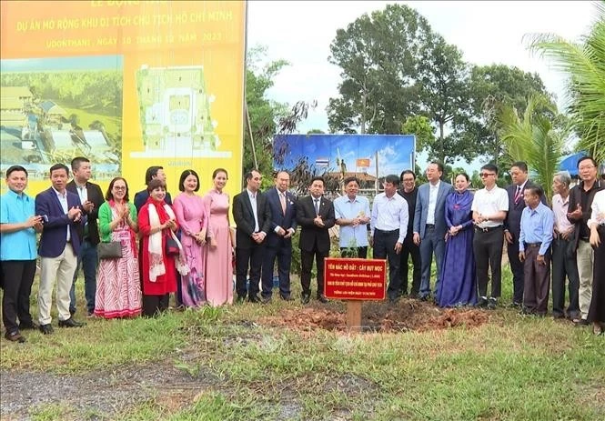 Các đại biểu tham dự lễ trồng cây Bụt mọc tại Khu di tích Chủ tịch Hồ Chí Minh tỉnh Udon Thani.