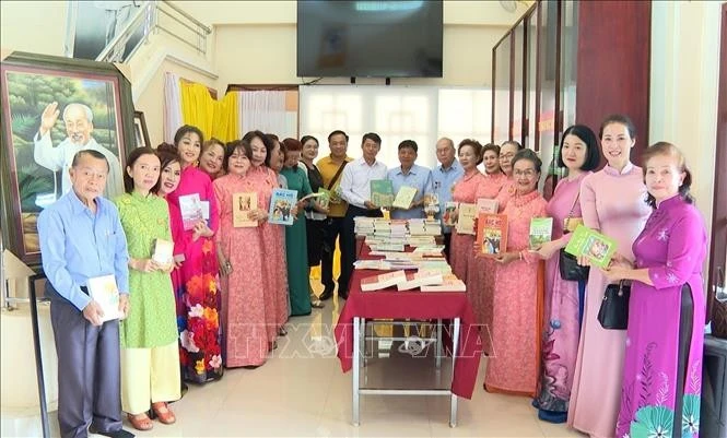 Các đại biểu tham dự lễ trao tặng tủ sách Bác Hồ cho Khu di tích Chủ tịch Hồ Chí Minh tỉnh Udon Thani, Thái Lan.