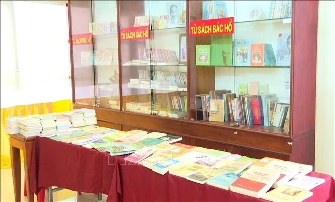 Tủ sách Bác Hồ vừa được trao tặng cho Khu di tích Chủ tịch Hồ Chí Minh tỉnh Udon Thani, Thái Lan.