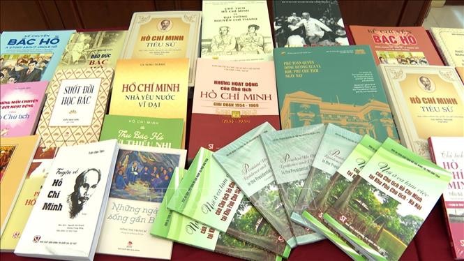 Hơn 300 đầu sách được lựa chọn trao tặng là nguồn tư liệu quý về Chủ tịch Hồ Chí Minh bằng tiếng Việt, tiếng Thái và tiếng Anh. Hơn 300 đầu sách được lựa chọn trao tặng là nguồn tư liệu quý về Chủ tịch Hồ Chí Minh bằng tiếng Việt, tiếng Thái và tiếng Anh.