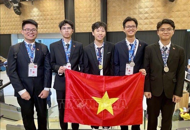 Năm thí sinh Việt Nam đều đoạt giải ở kỳ thi Olympic Vật lý Quốc tế 2025. 5-thi-sinh-vn-4427.jpg