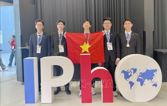 Năm thí sinh Việt Nam đều đoạt giải ở kỳ thi Olympic Vật lý Quốc tế 2025. 5-thi-sinh-vn-cuoi-6975.jpg