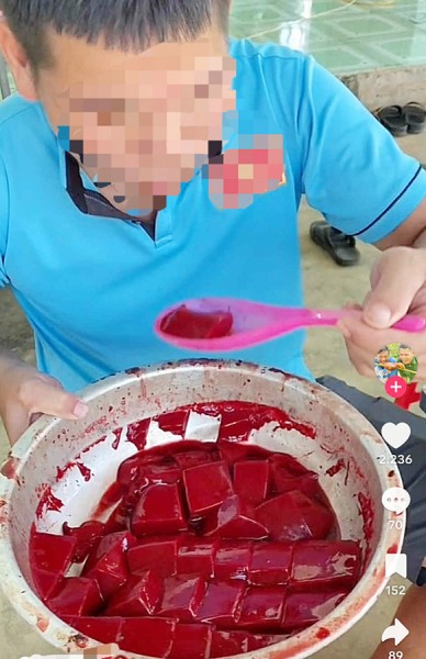 Một chủ kênh tiktok khoe cảnh mukbang tiết sống khiến nhiều người rùng mình. Một chủ kênh tiktok khoe cảnh mukbang tiết sống khiến nhiều người rùng mình.