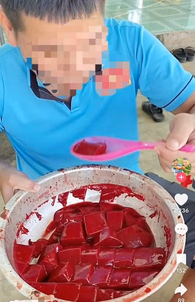 Một chủ kênh tiktok khoe cảnh mukbang tiết sống khiến nhiều người rùng mình.