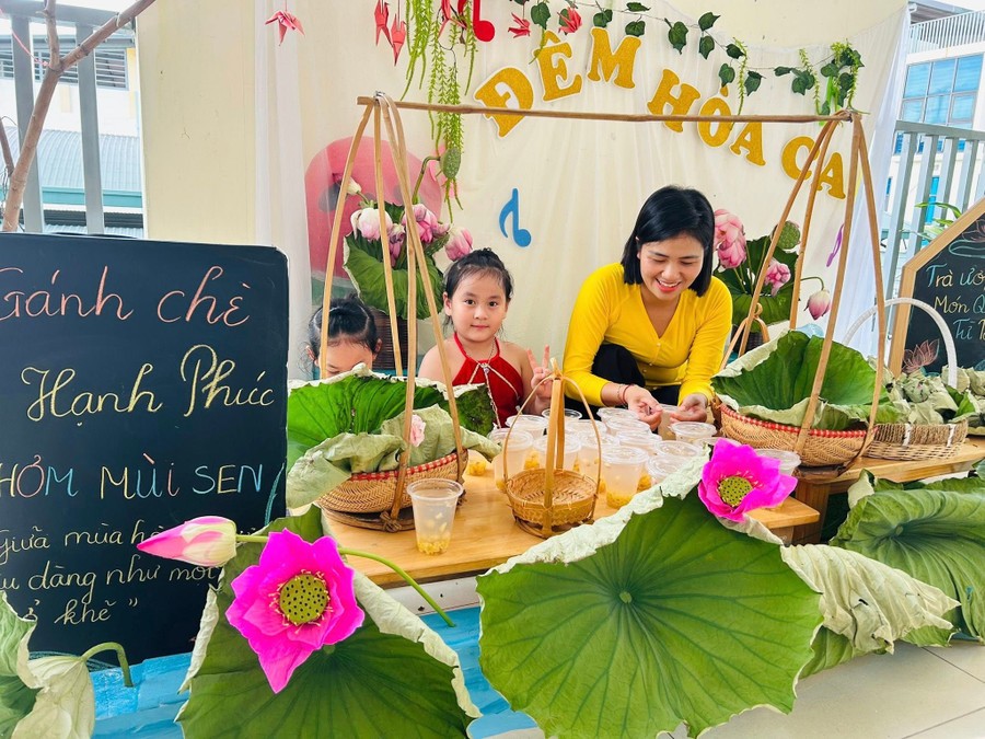 Cô giáo hướng dẫn trẻ 5 tuổi tại Trường Mầm non An Khánh B (Hà Nội) các bước để ướp chè sen. man-mon.jpg