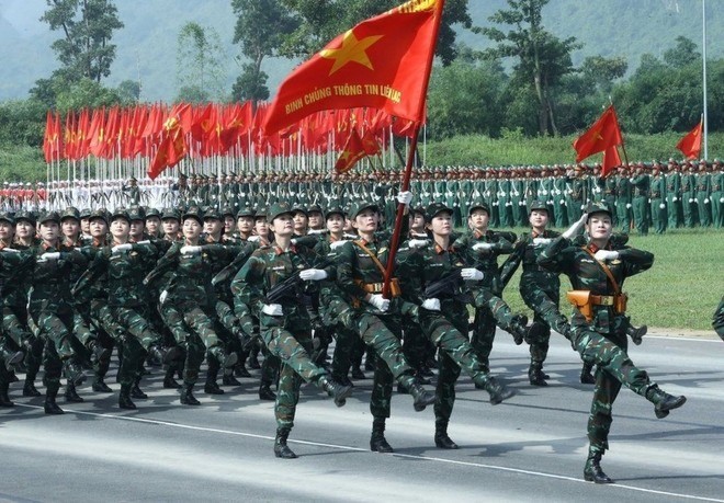 Khối nữ quân y tham gia hợp luyện. ha-noi-2-628.jpg