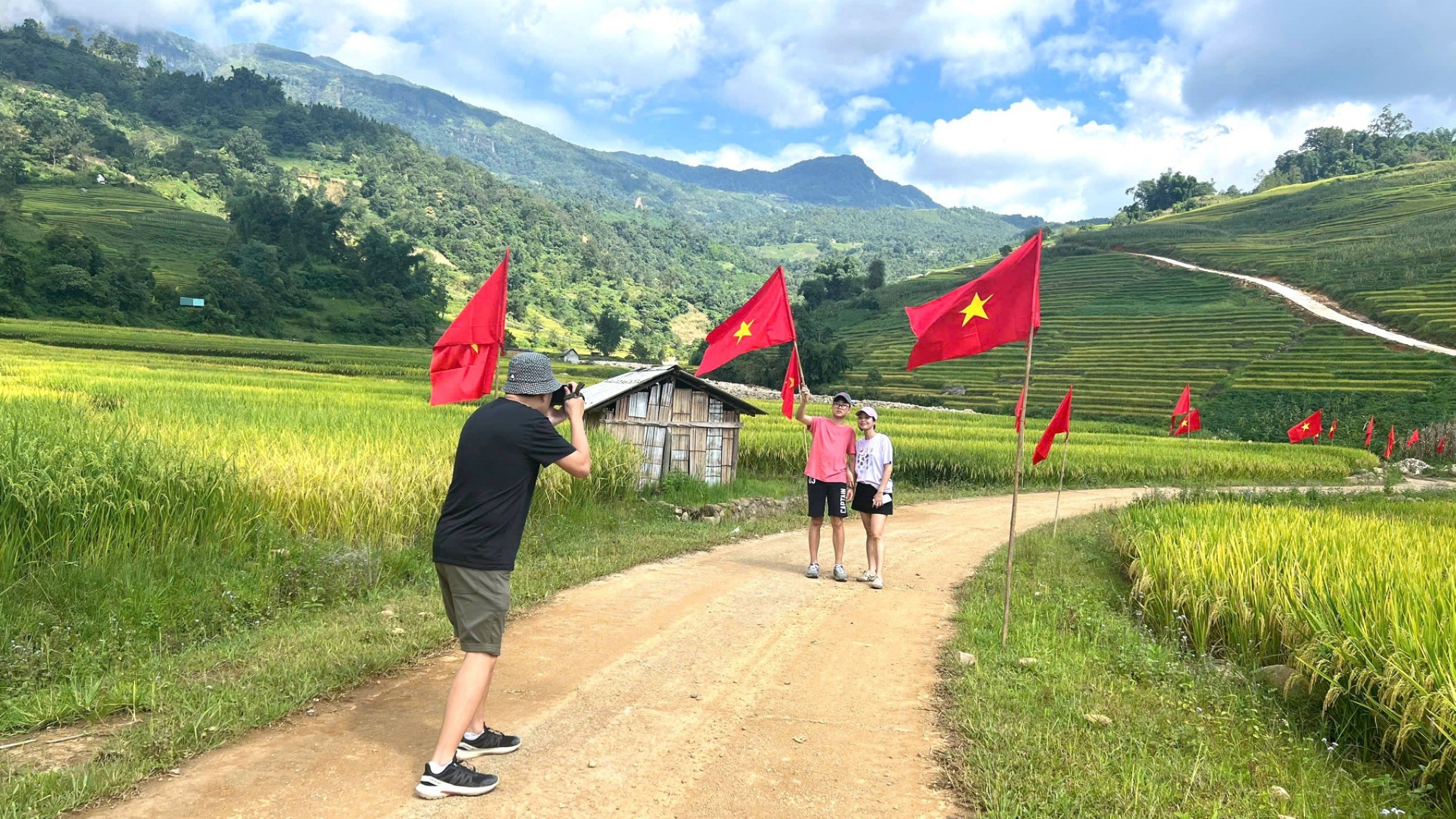 Y Tý thu hút du khách mùa lúa chín. 4.jpg