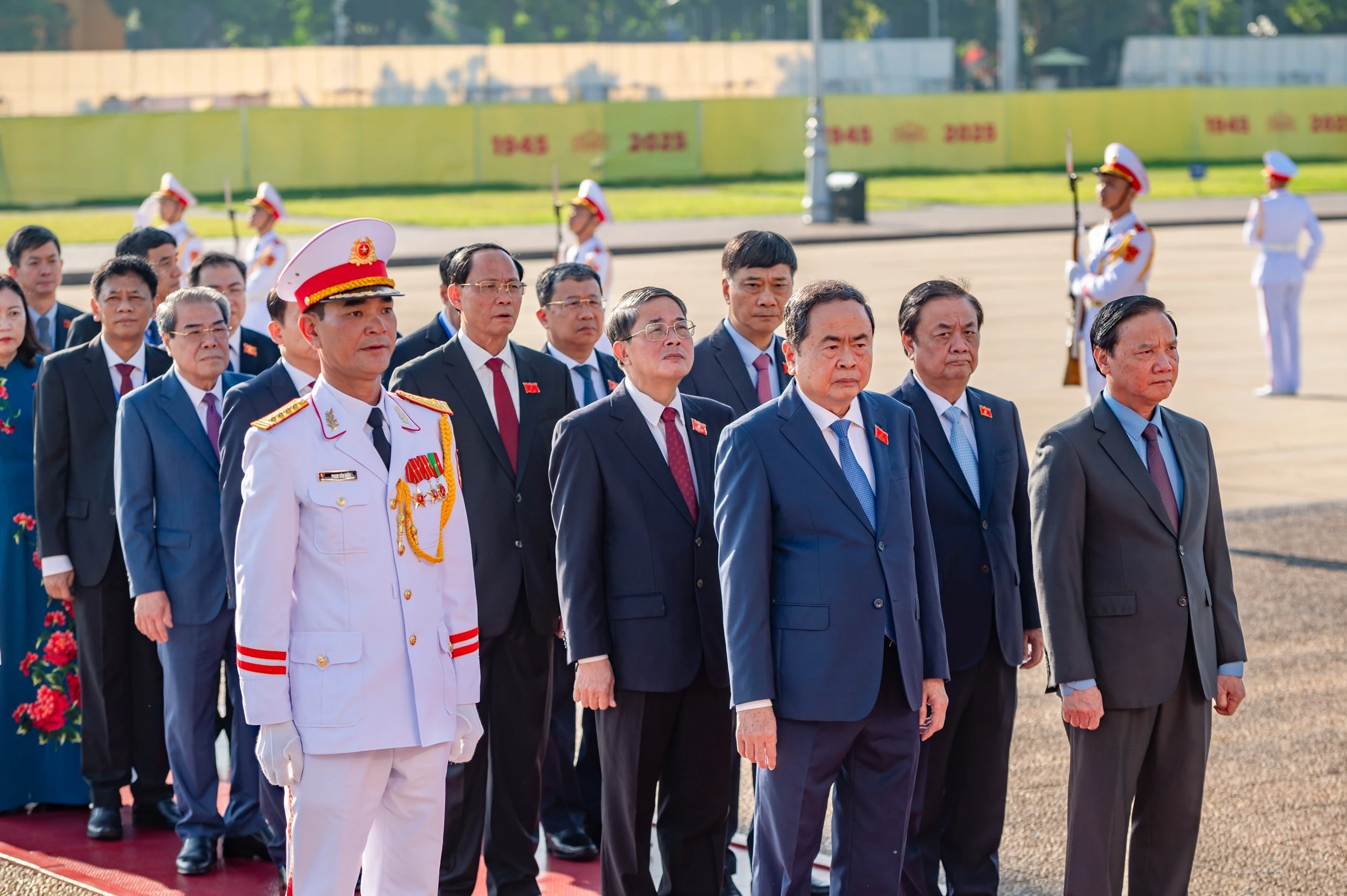 Bí thư Đảng ủy Quốc hội, Chủ tịch Quốc hội Trần Thanh Mẫn và Đoàn đại biểu dự Đại hội Đảng bộ Quốc hội vào Lăng viếng Chủ tịch Hồ Chí Minh.