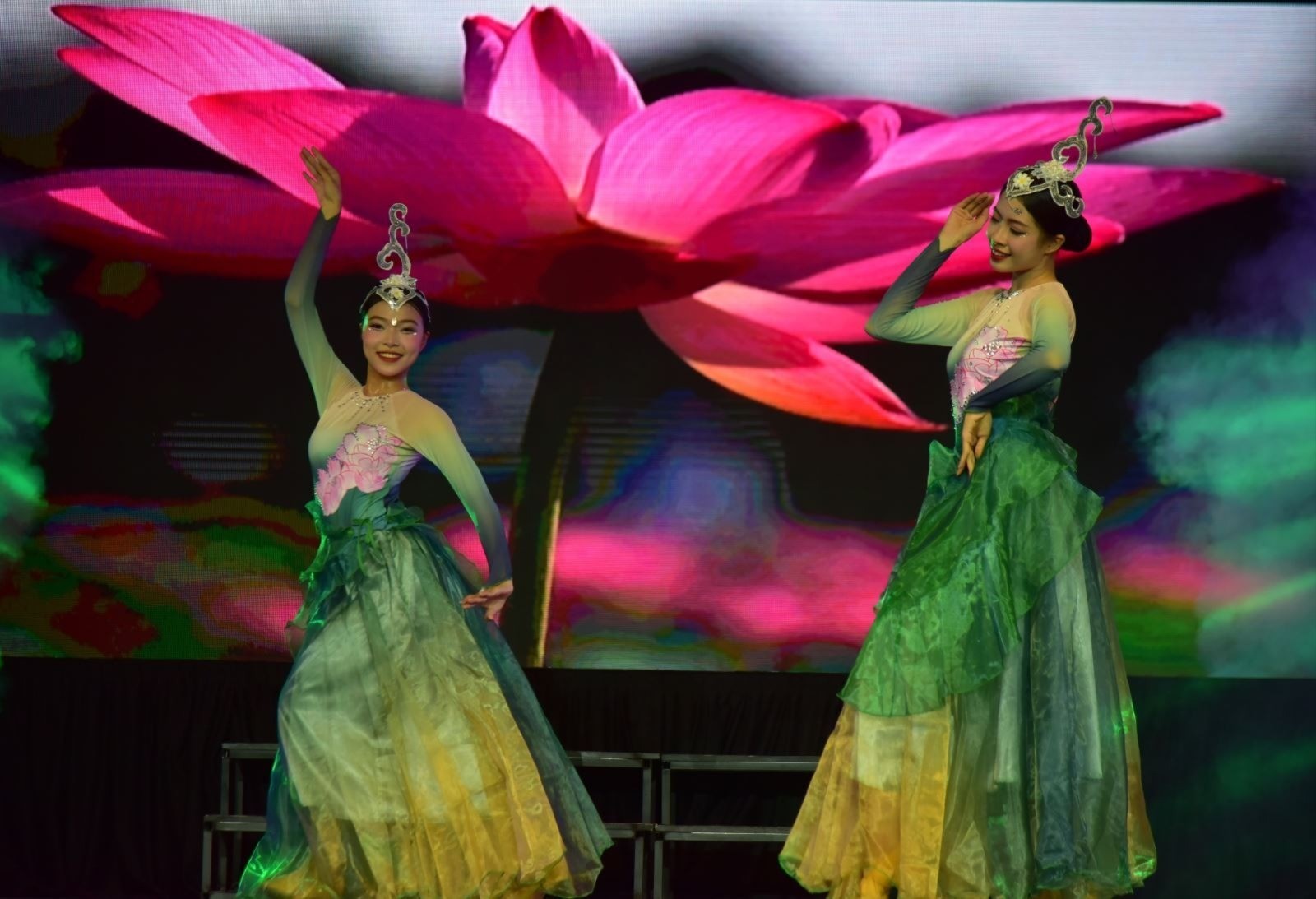 The Alma Show is elaborately staged according to the structure of the five elements. The Water and Wood elements are represented by a silk dance combined with magic, creating a giant lotus blooming in the middle of the stage. 15-7-mua-hoa-sen-9328.jpg