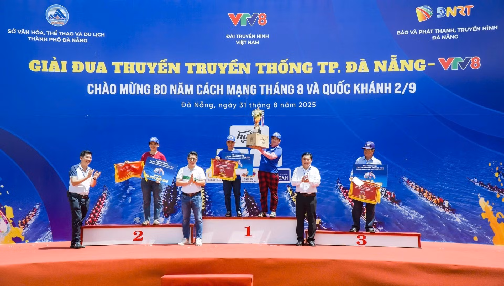 Đội nữ phường Hòa Cường vô địch nội dung thuyền nữ.