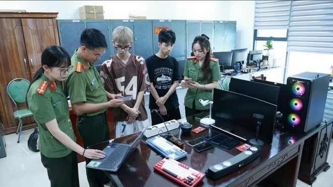 Phòng An ninh mạng và phòng, chống tội phạm sử dụng công nghệ cao Công an tỉnh Lạng Sơn làm việc với 2 đối tượng Hoàng Vạn Sơn và Đinh Bảo Thái. lua-dao-3125.jpg