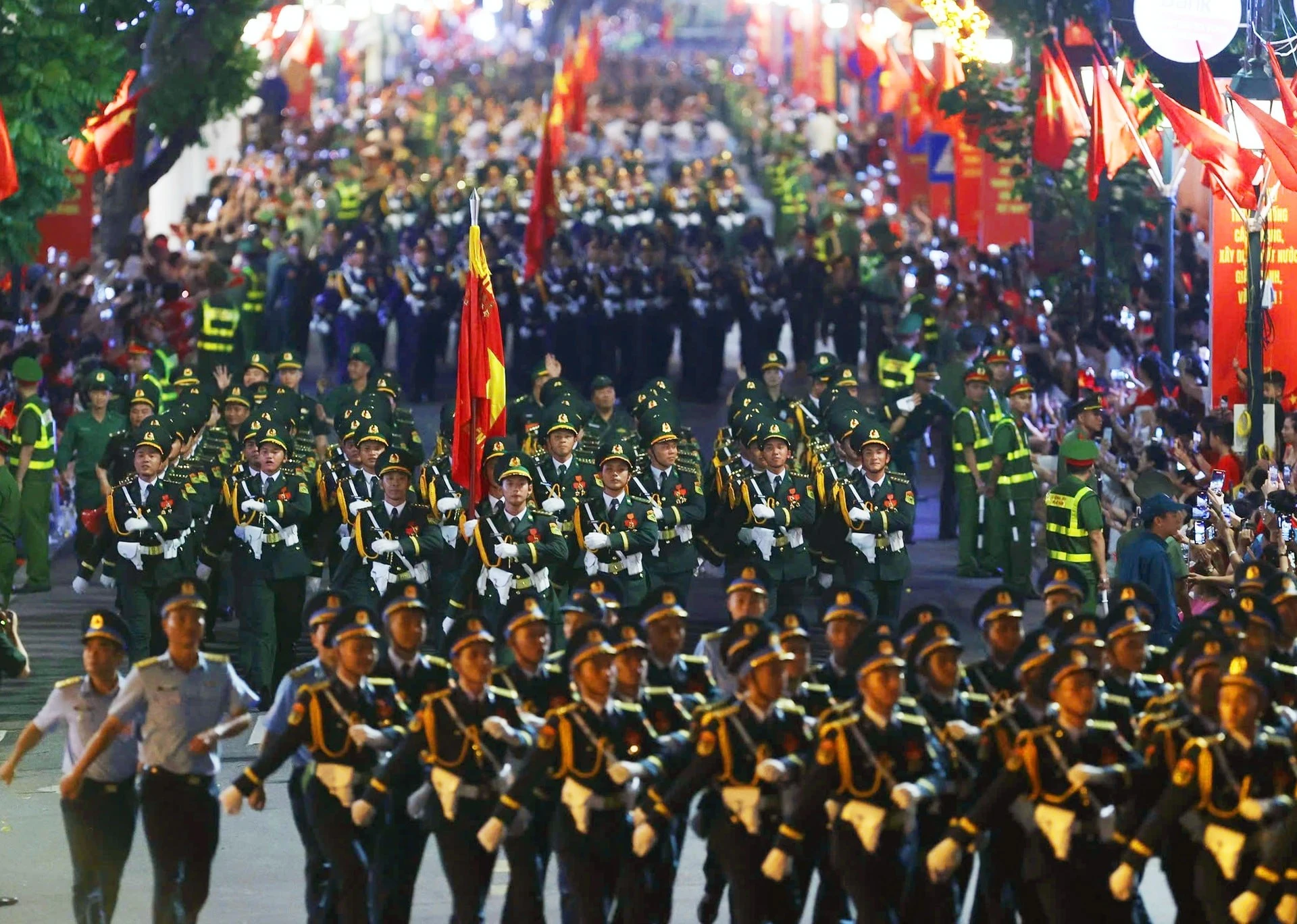 Các khối quân đội trên tuyến phố Tràng Tiền.