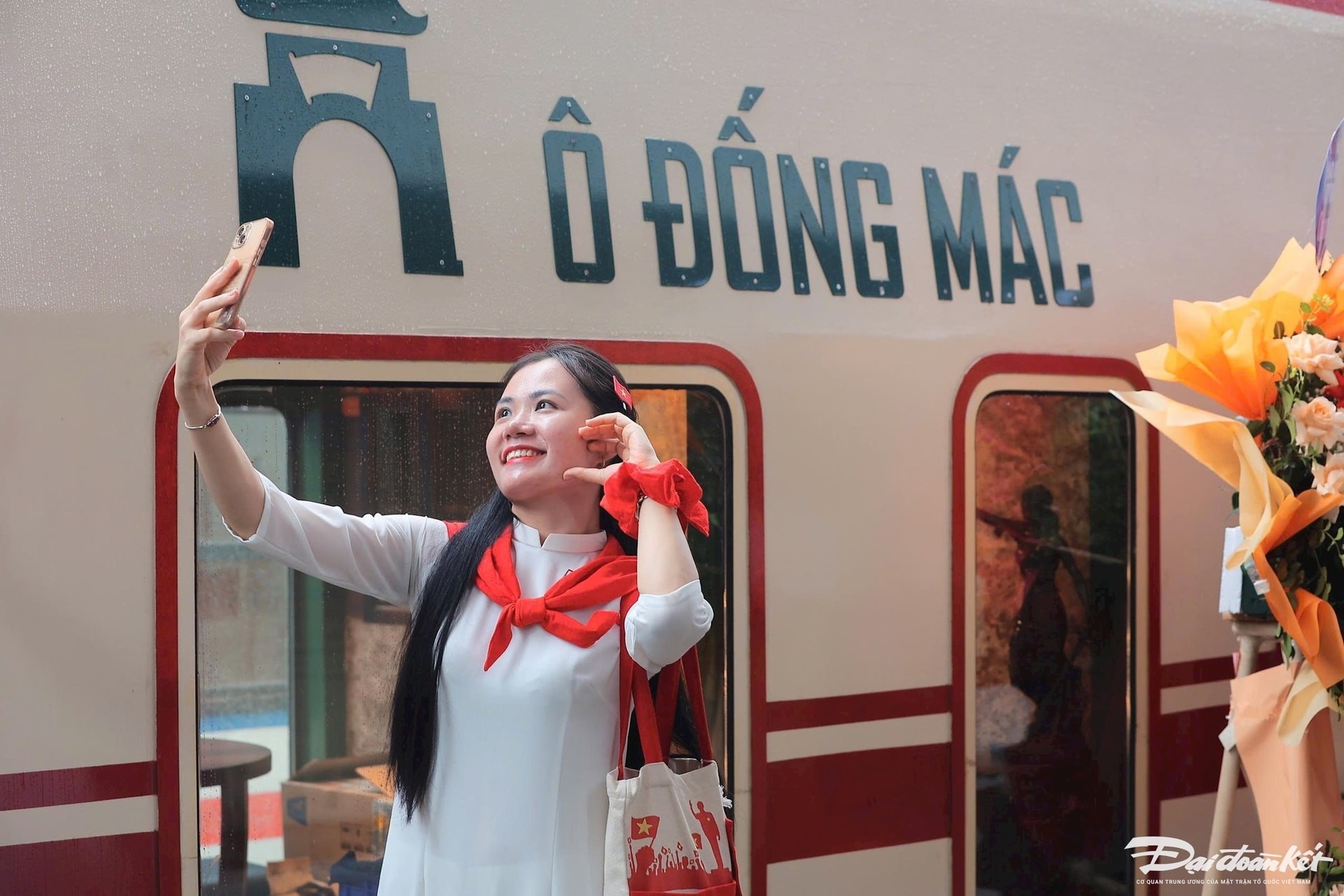Hành khách check-in cùng đoàn tàu “Hà Nội 5 cửa ô”. du-lich-hn.jpg