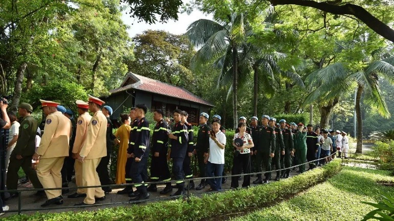 Mỗi di tích nơi đây đều giúp các cán bộ, chiến sĩ hiểu hơn về lối sống giản dị mà thanh cao của Bác.
