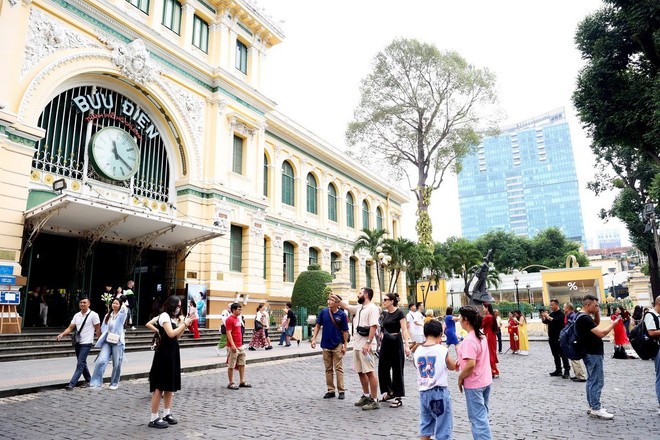 Khách du lịch tham quan Thành phố Hồ Chí Minh. du-lich-3-2775.jpg