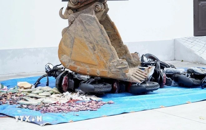 Tiêu hủy các sản phẩm hàng lậu, hàng giả.