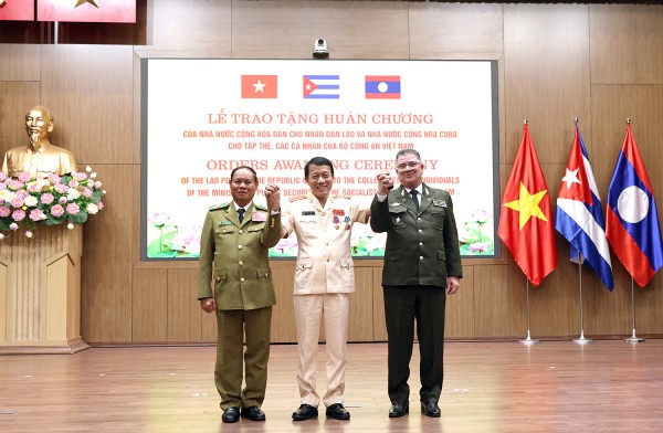 Bộ trưởng Lương Tam Quang cùng Phó Thủ tướng, Bộ trưởng Bộ Công an Lào Vilay Lakhamphong và Bộ trưởng Bộ Nội vụ Cuba Lázaro Alberto Álvarez Casas. Bộ trưởng Lương Tam Quang cùng Phó Thủ tướng, Bộ trưởng Bộ Công an Lào Vilay Lakhamphong và Bộ trưởng Bộ Nội vụ Cuba Lázaro Alberto Álvarez Casas.