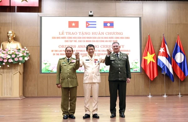 Bộ trưởng Lương Tam Quang cùng Phó Thủ tướng, Bộ trưởng Bộ Công an Lào Vilay Lakhamphong và Bộ trưởng Bộ Nội vụ Cuba Lázaro Alberto Álvarez Casas.
