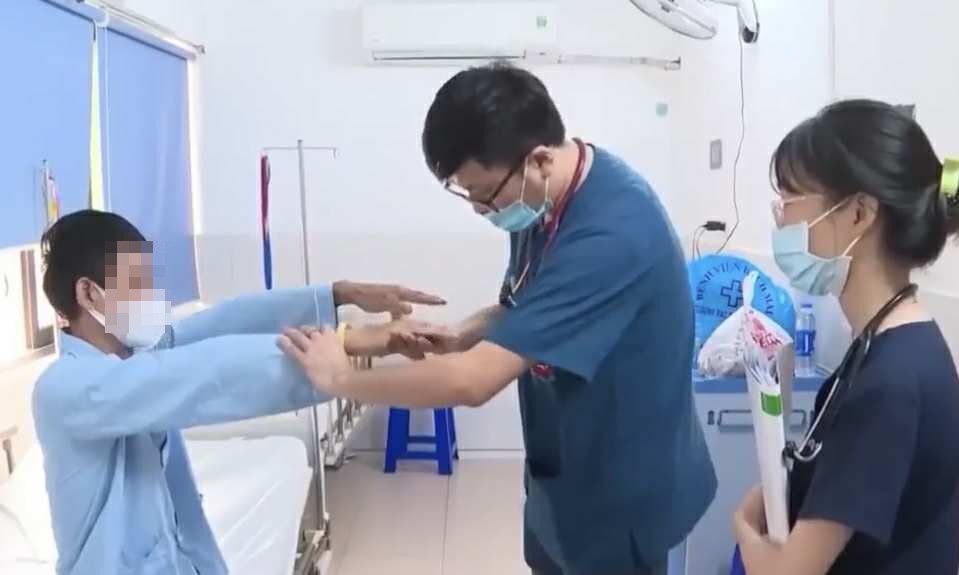 Anh Q. đang điều trị tại bệnh viện. dot-quy.png