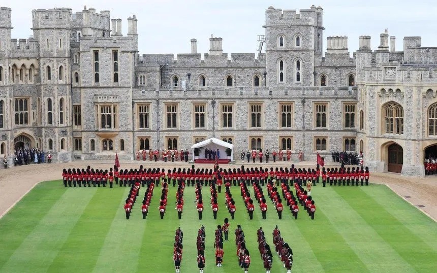 Vợ chồng Tổng thống Trump, Vua Charles và Hoàng hậu Camilla trong buổi lễ chào đón long trọng tại Quadrangle. 1.jpg