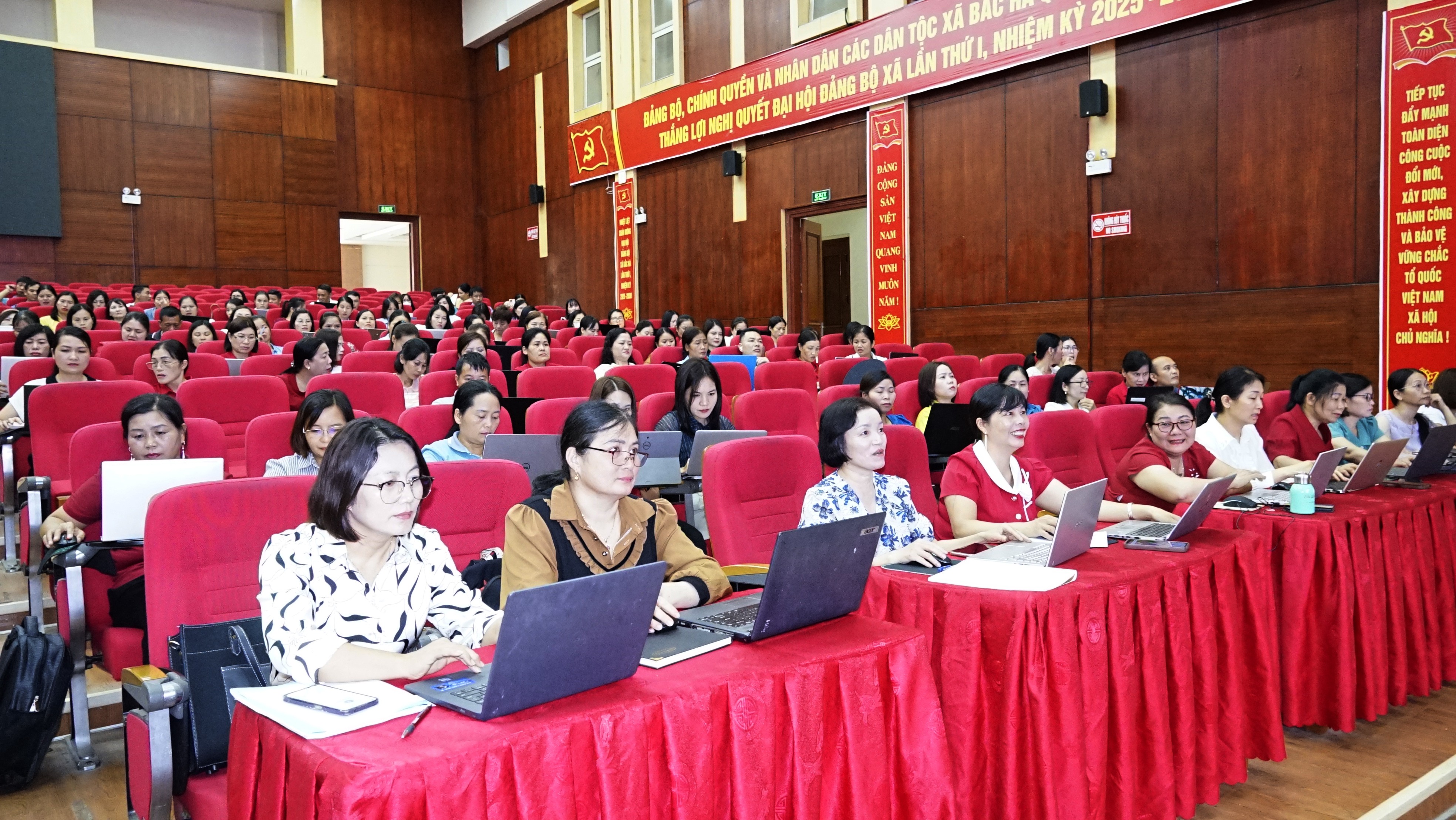 Các học viên thực hành sử dụng AI. 3.jpg