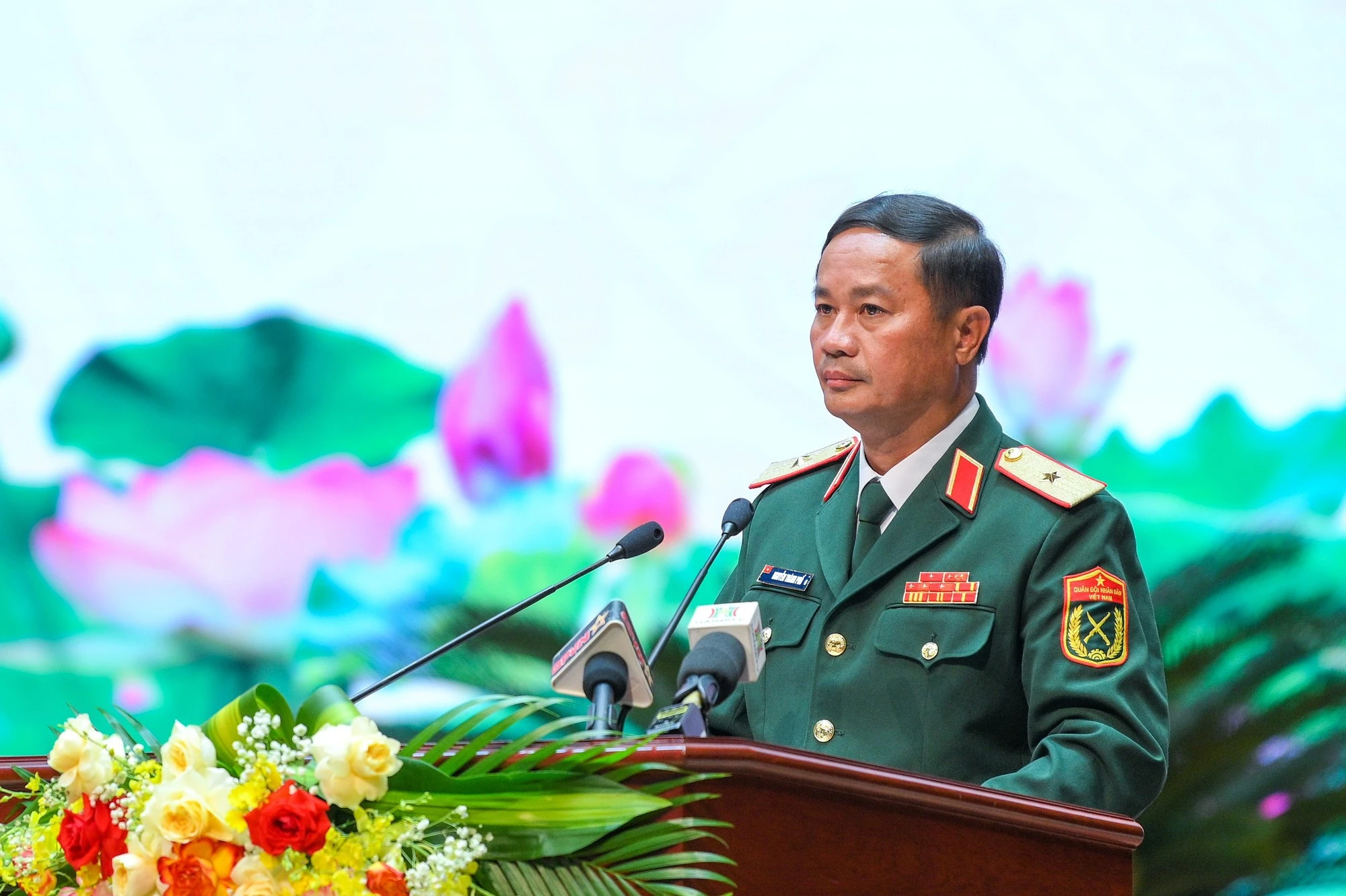 Thiếu tướng Nguyễn Thành Phố, Phó Tư lệnh, Tham mưu trưởng Quân đoàn 12 trình bày báo cáo điển hình tiên tiến trong tham gia nhiệm vụ A80.