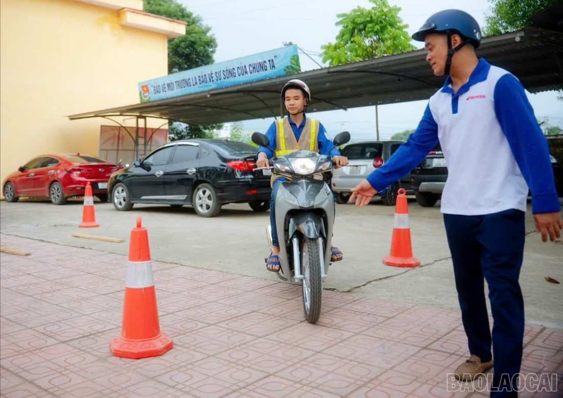 Học sinh thực hành lái xe máy trên sa hình. baolaocai-br_2-1366.jpg