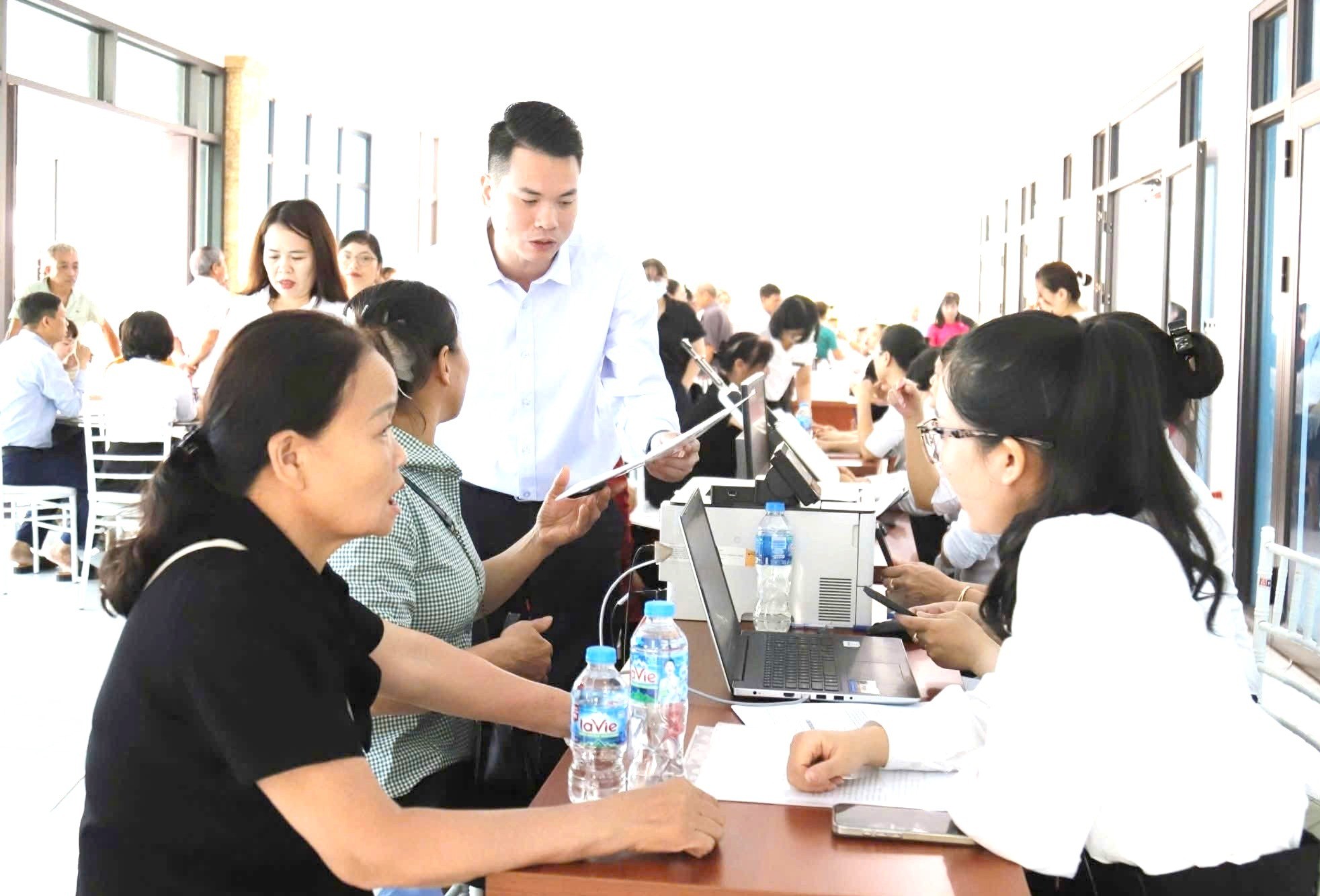 Phường Yên Bái hỗ trợ người dân, doanh nghiệp xử lý thủ tục đất đai. anh-2-6209.jpg