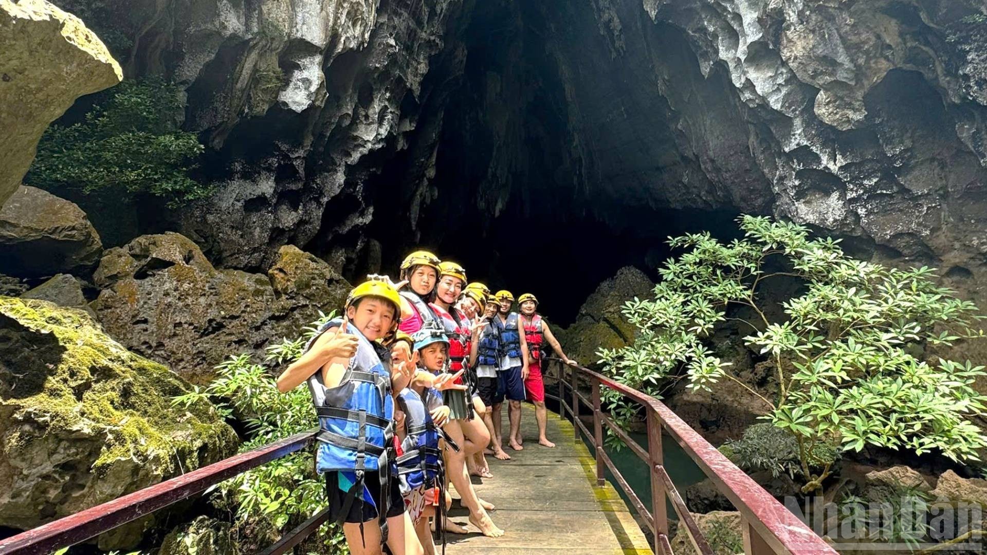 Không chỉ người lớn mà trải nghiệm trong hang Tối cũng mang tới sự hào hứng cho các em nhỏ. Không chỉ người lớn mà trải nghiệm trong hang Tối cũng mang tới sự hào hứng cho các em nhỏ.