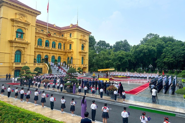 Toàn cảnh lễ đón. au-4.jpg