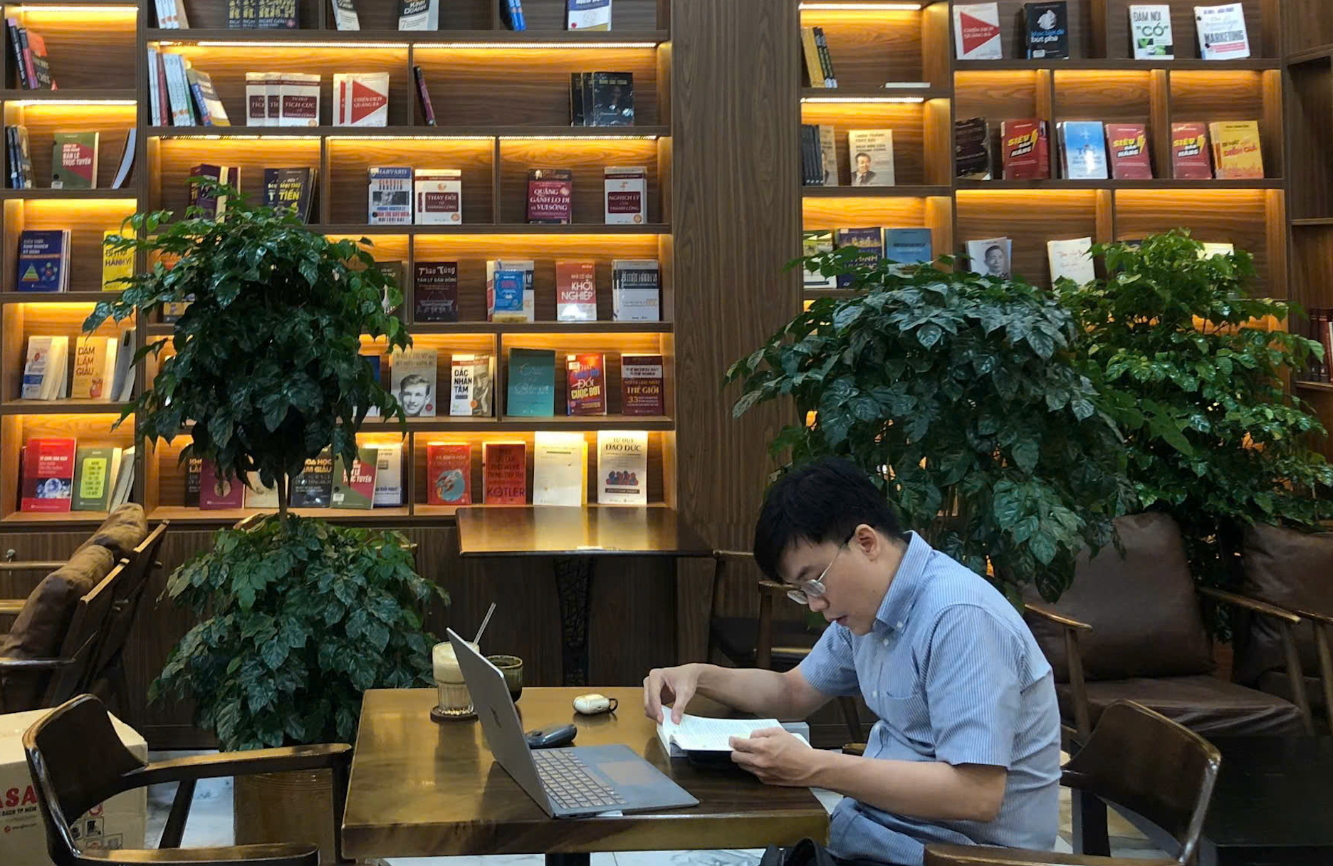 Phong trào book club được xem là cầu nối giữa sách và bạn đọc trong xã hội số hiện nay. Phong trào book club được xem là cầu nối giữa sách và bạn đọc trong xã hội số hiện nay.